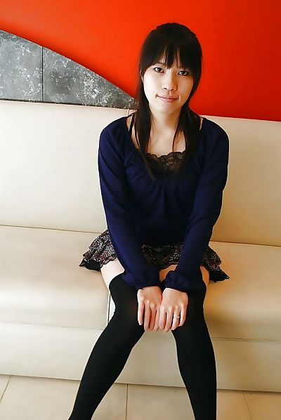 Asian babe Yumi Wakabayashi..